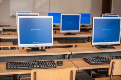 初中畢業(yè)生學(xué)計(jì)算機(jī)靠譜嗎？探索計(jì)算機(jī)技術(shù)開發(fā)領(lǐng)域的可能性與路徑